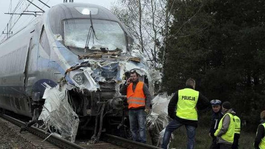 La parte delantera del tren tras el choque.