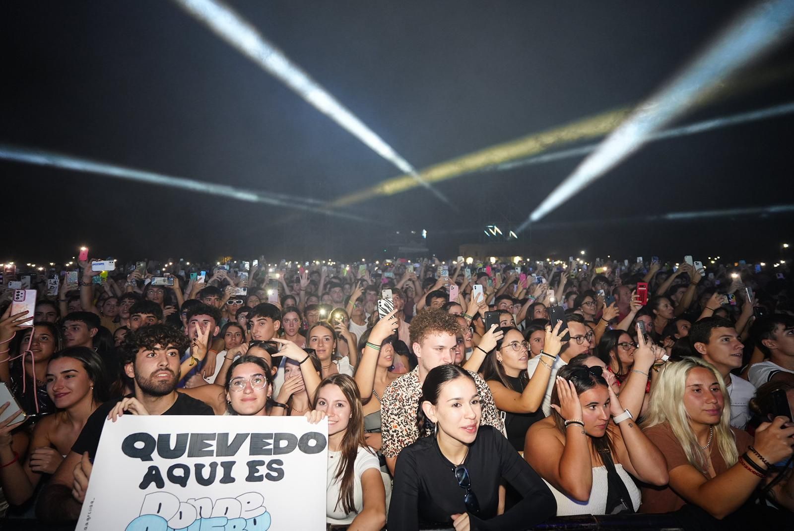 Miles de personas forman colas de horas para ver a Quevedo