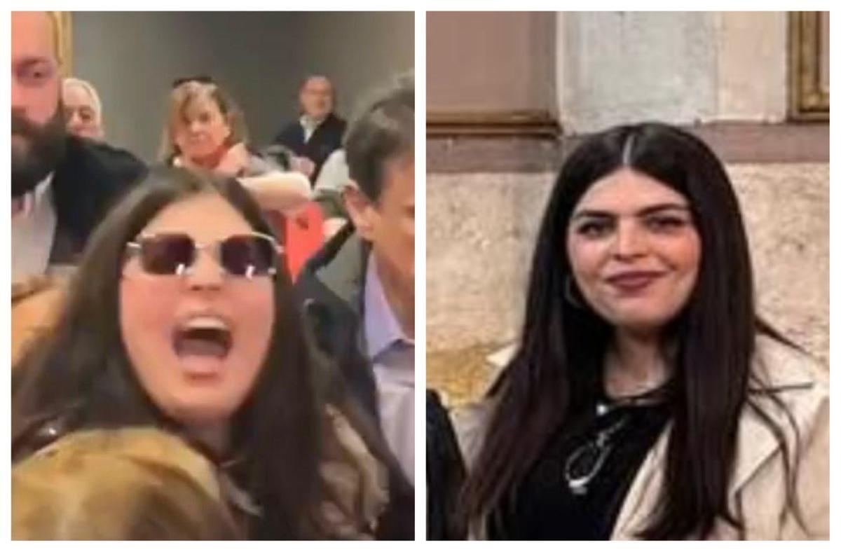 A la izquierda, la mujer expulsada del mitin del PSOE.