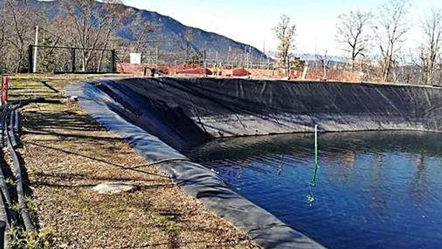 La bassa de La Vila rep l&#039;aigua dels aiguaneixos i la distribueix.