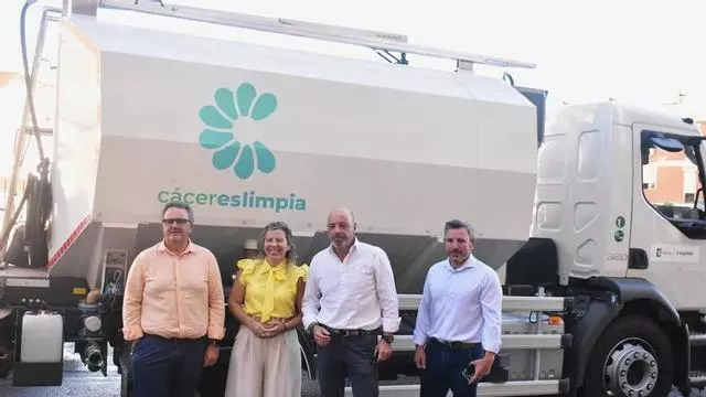 Vídeo | El Ayuntamiento de Cáceres intensifica las labores de baldeo y limpieza en diversos barrios de la ciudad