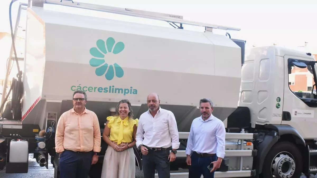 El Ayuntamiento de Cáceres intensifica las labores de baldeo y limpieza en diversos barrios de la ciudad