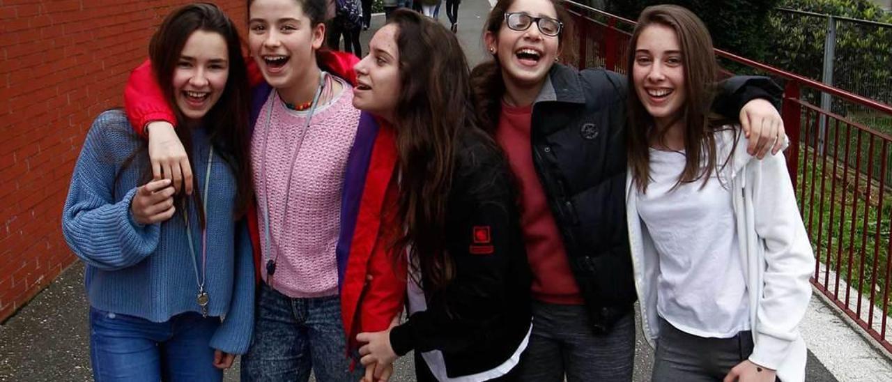 Silvia Rodríguez, Elsa Martín, Inés Prado, Ana González y Lydia Suárez, en el instituto.