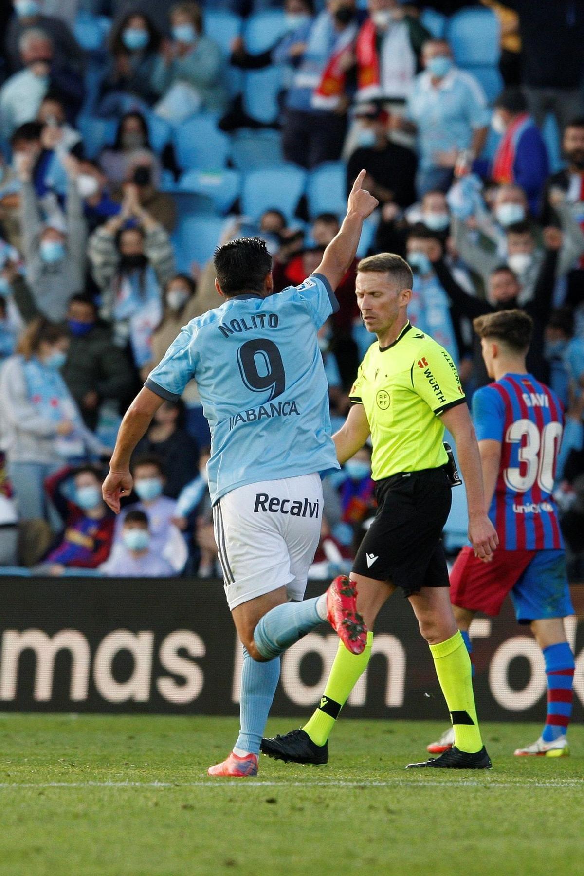 VIGO (PONTEVEDRA), 06/11/2021.- El delantero del Celta, Nolito celebra el segundo gol de su equipo ante el Barcelona durante el partido de LaLiga que se disputa este sábado en el estadio de Balaídos. EFE/Salvador Sas