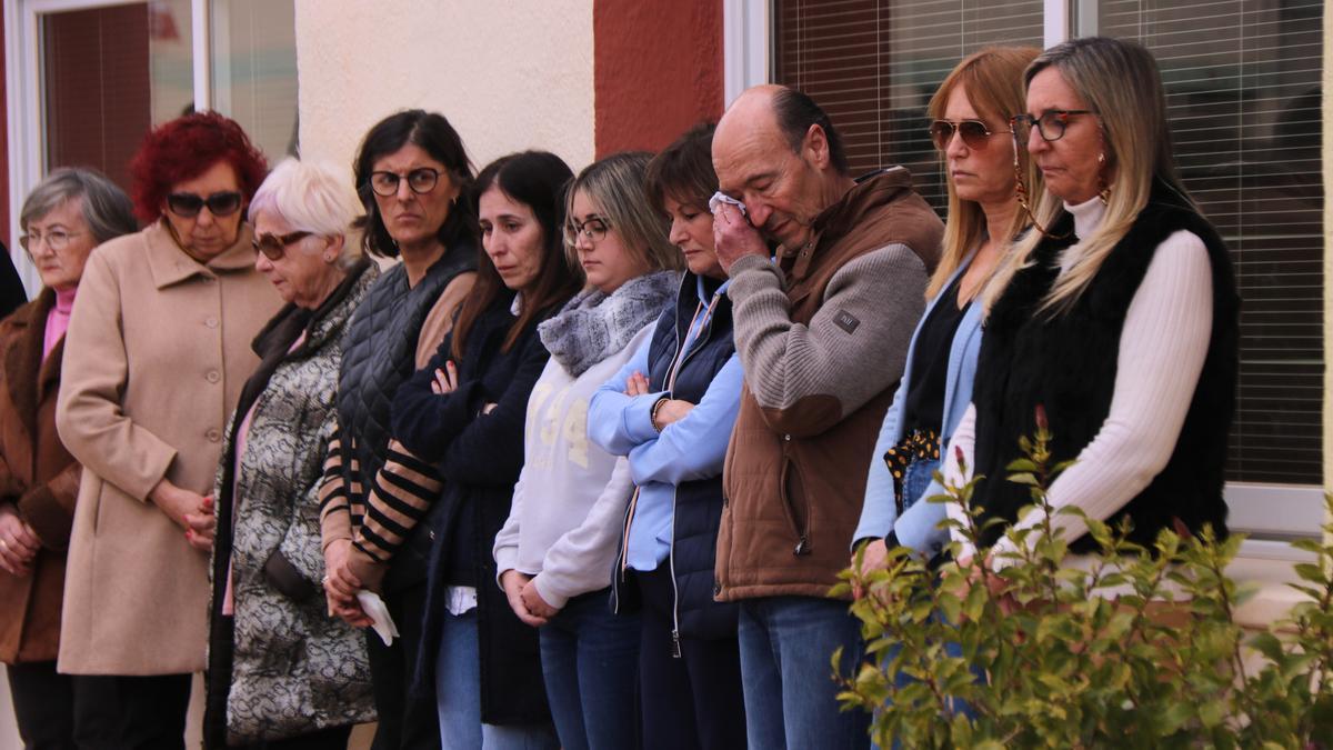 Veïns de Camarles durant el minut de silenci fet en record dels tres joves del municipi morts en un accident de trànsit aquest diumenge a la TV-3022