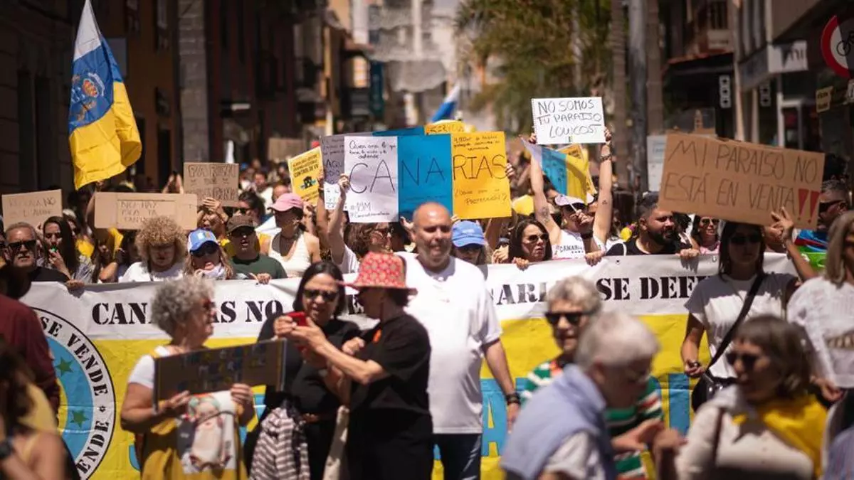 'Canarias tiene un límite': miles de personas salen a la calle y exigen limitar el turismo en las islas