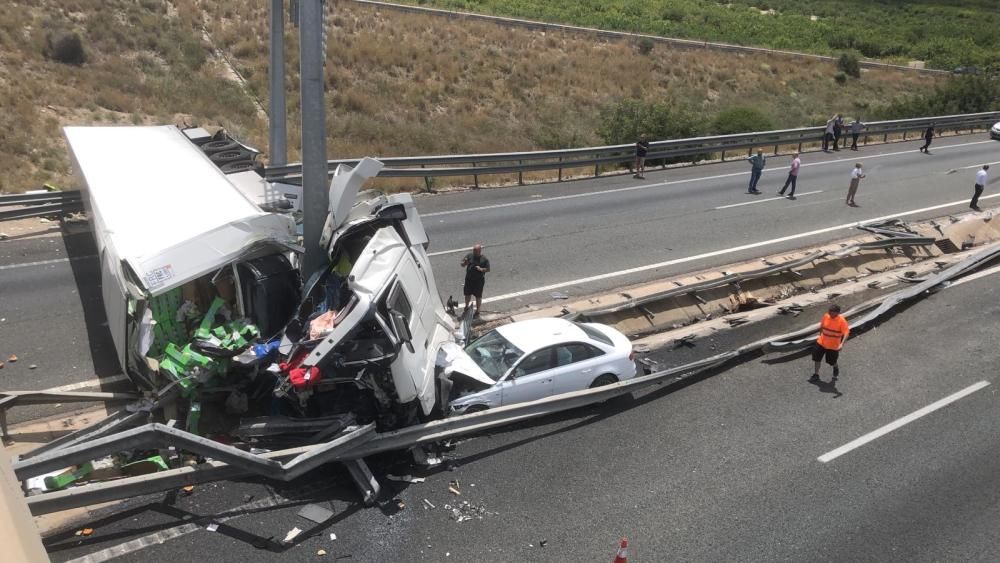 El vuelco de un camión obliga a cortar la A-7 en Orihuela