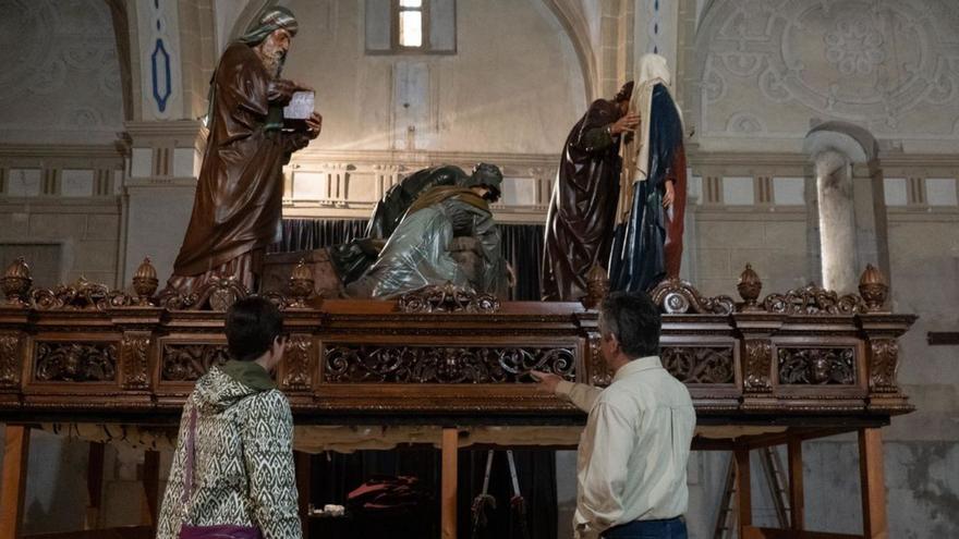 Un hombre señala el paño ampliado de la mesa del paso del Retorno del Sepulcro. | J.L.F.