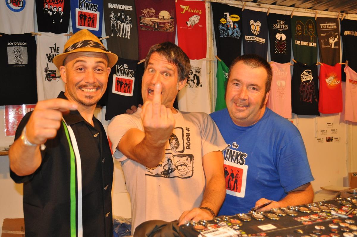 Con un ayudante muy especial, Eric Davidson de New Bomb Turks, y Fede Fossati de Dinamo en el stand del Azkena Rock