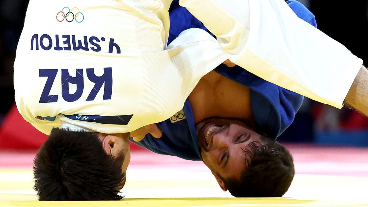 El español Francisco Garrigós (azul) pelea contra Yeldos Smetov de Kazajstán en la semifinal masculina -60kg en los Juegos Olímpicos de París 2024