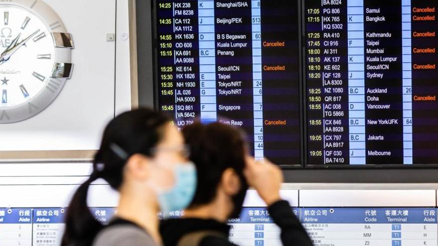 Imagen de unos pasajeros en el aeropuerto de Hong Kong.