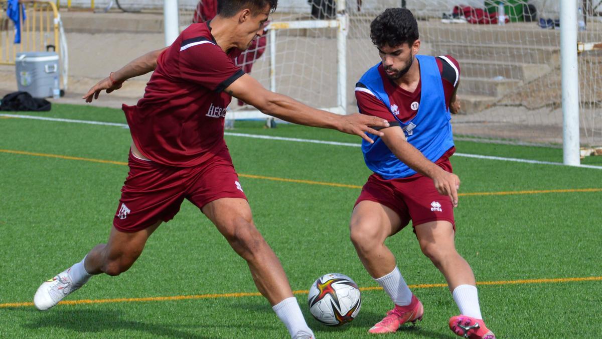 Jugada en uno de los entrenamientos de esta semana del Mérida.