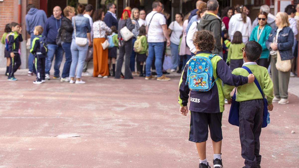 Alumnos llegando a un colegio.