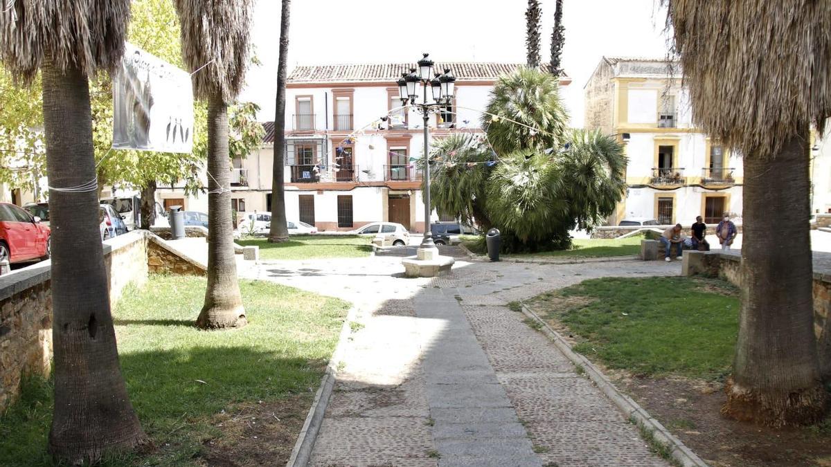 Plaza de Santiago con un grupo de personas que suelen beber en la calle.