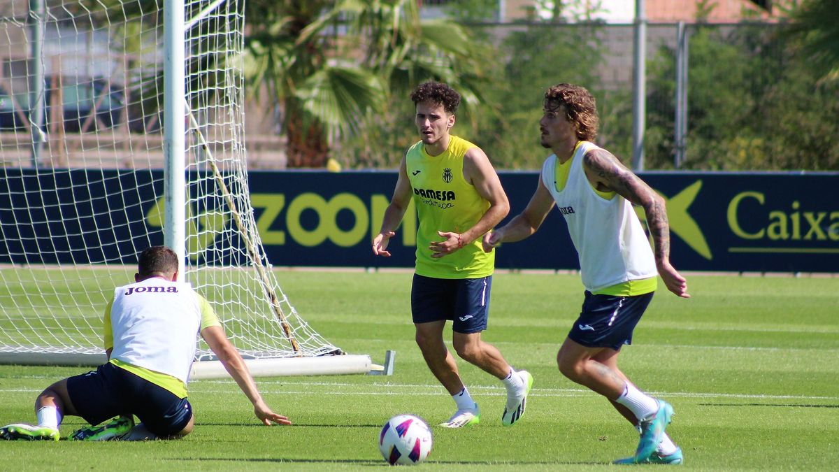 Carlos Romero, con el balón en los pies, apunta a sustituir al lesionado Dani Tasende.