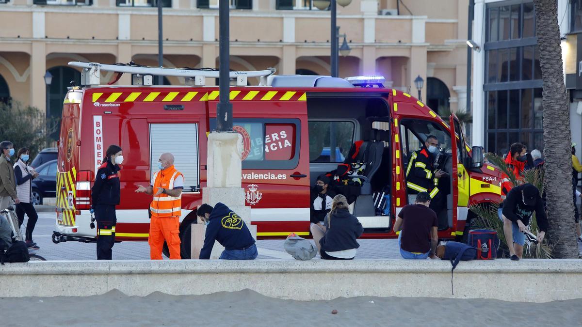 Buscan a un joven desaparecido en el agua de la playa de la Malva-rosa