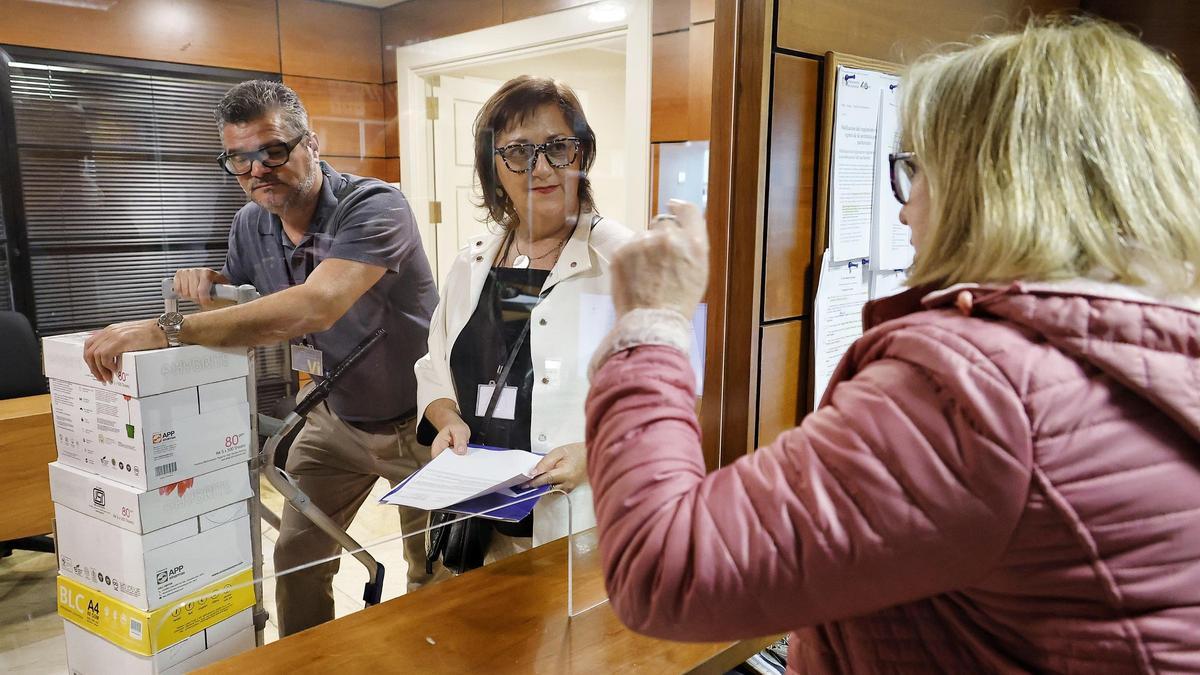 Doris Borrego, presidenta de Ascav, en el momento de presentar en el Registro del Parlamento las firmas contra la ley de alquiler vacacional.
