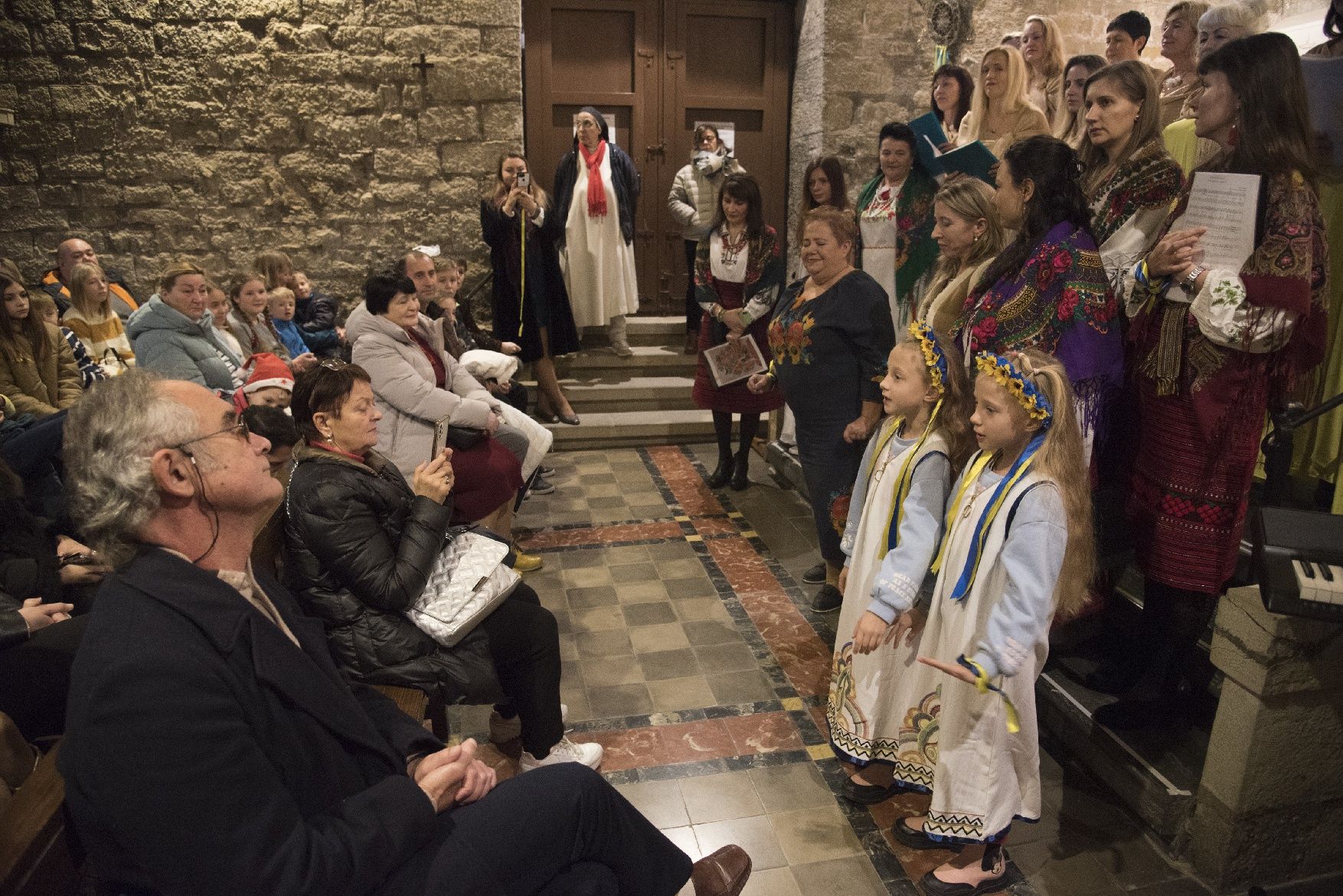 Les imatges de la celebració de centenars d'ucraïnesos al convent de Santa Clara