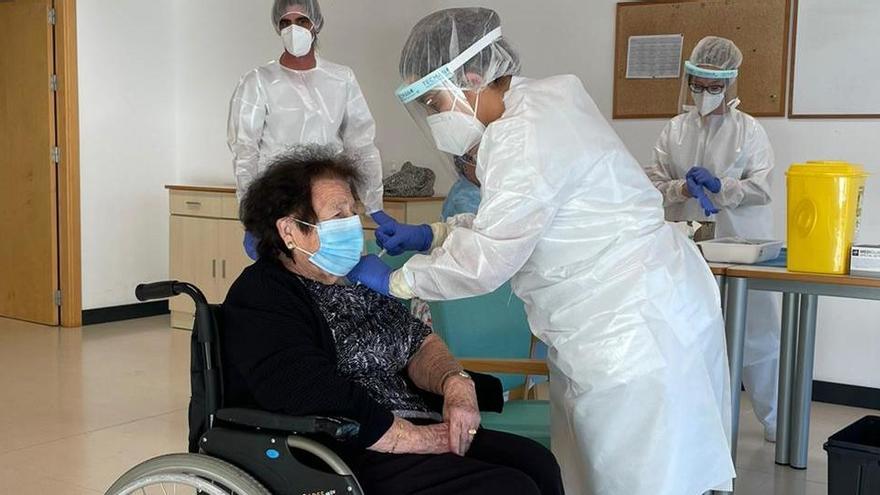 Antonia Ferrer Mari, de 86 años, ha sido la primera formenteresa en recibir la vacuna