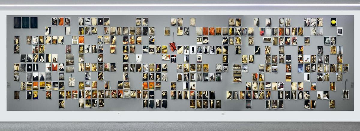 Display de parte de las fotografías de Juan Uslé en su exposición de 1 Mira Madrid.
