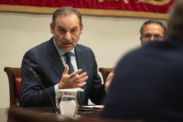 Vito Quiles se enzarza con Ábalos en plena calle mientras paseaba al perro:  "Tenemos que ir al puterío, ¿verdad?"