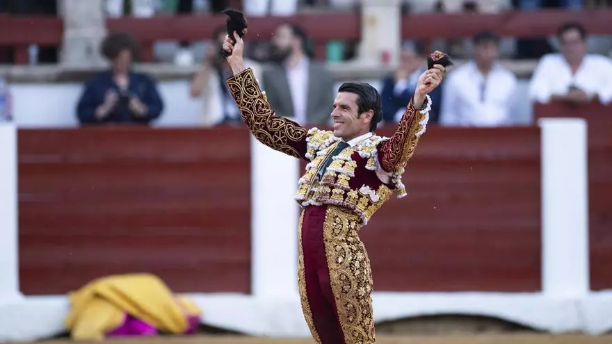 Emilio de Justo sale por la puerta grande y Morante corta una oreja en Cáceres