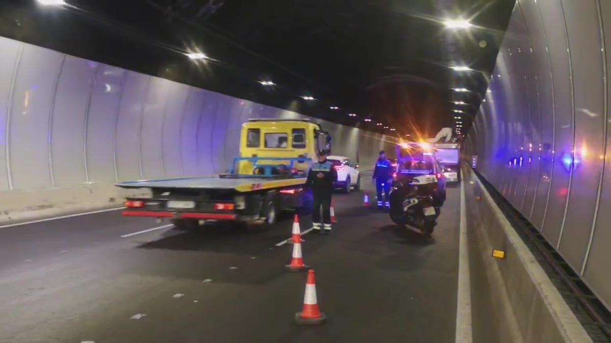 Un camión averiado dificulta el tráfico en el túnel Julio Luengo