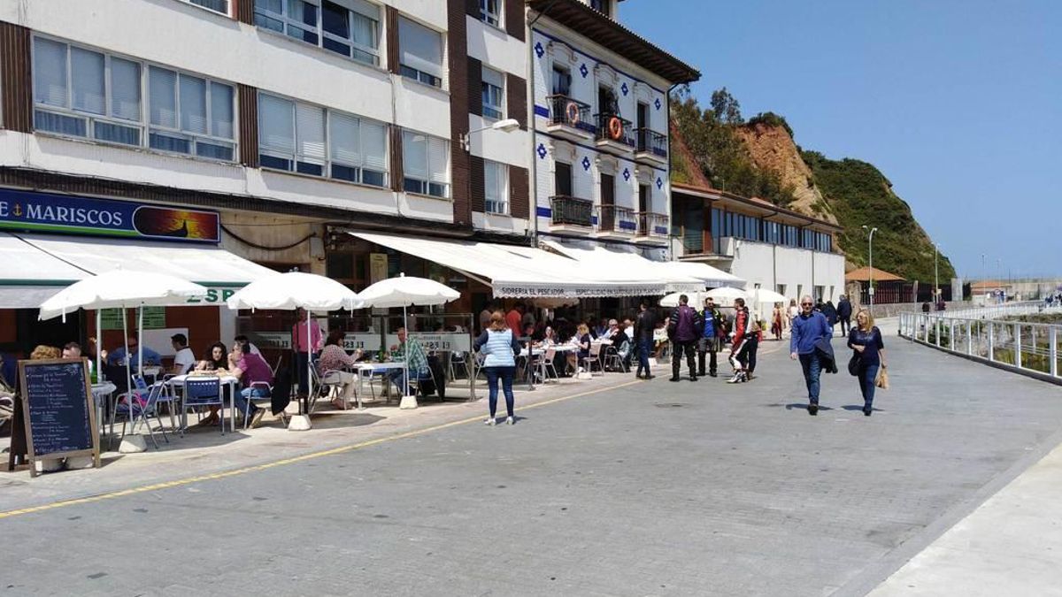 Terrazas en el puerto de Candás.