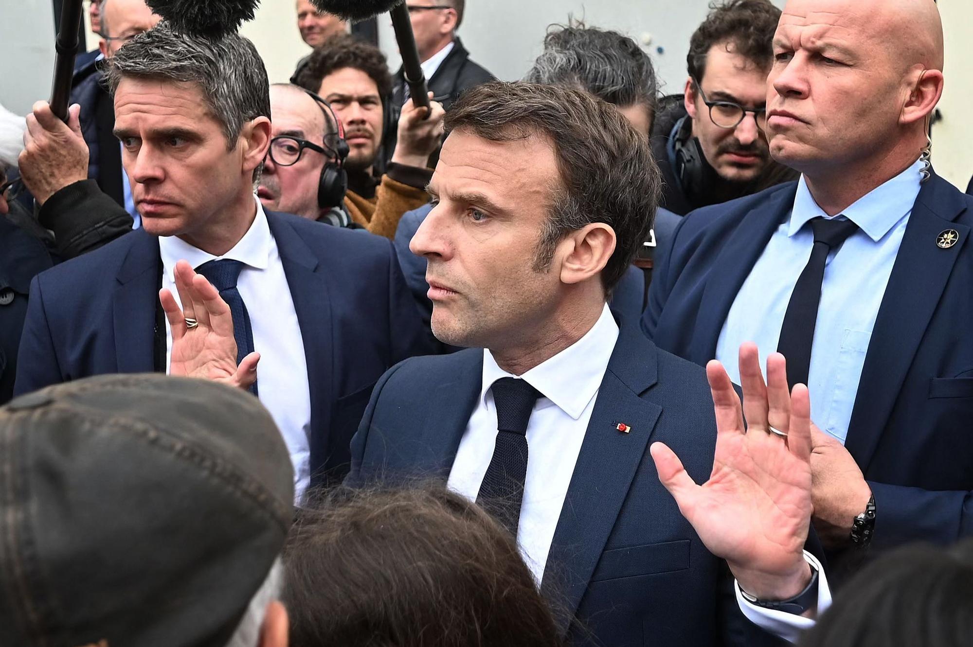 El presidente francés, Emmanuel Macron, es increpado por manifestantes durante su visita a Sélestat, localidad de Alsacia, este miércoles.