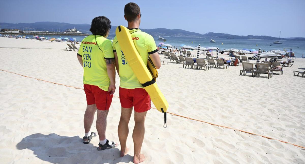 Dos socorristas el pasado verano en la playa de Silgar, en Sanxenxo