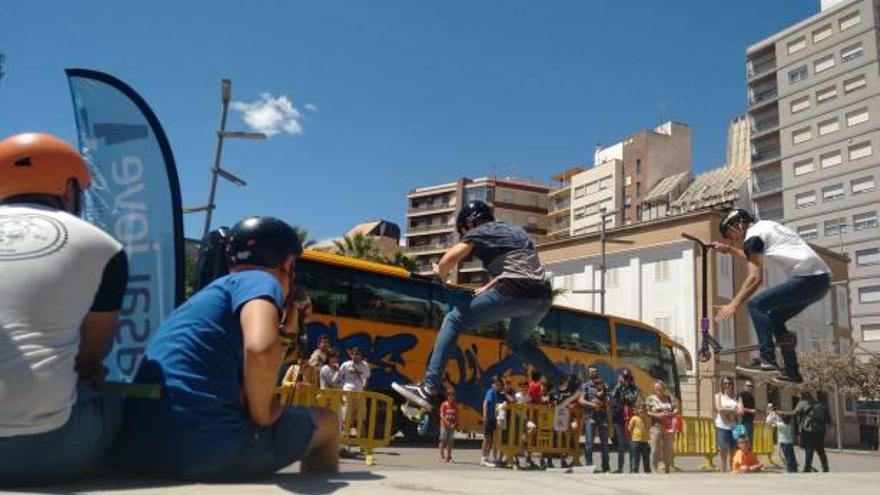 Exhibición del club Diverse, con el autobús al fondo.