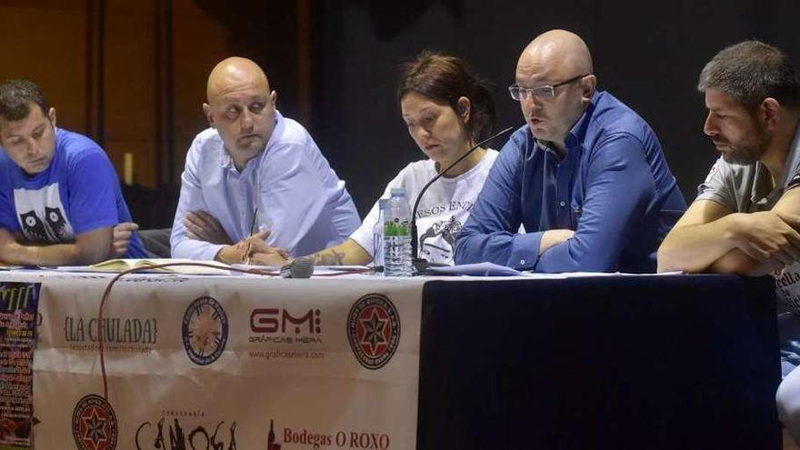 Tania Gómez, en el centro, durante la asamblea de las peñas celebrada el pasado día 2 de junio.