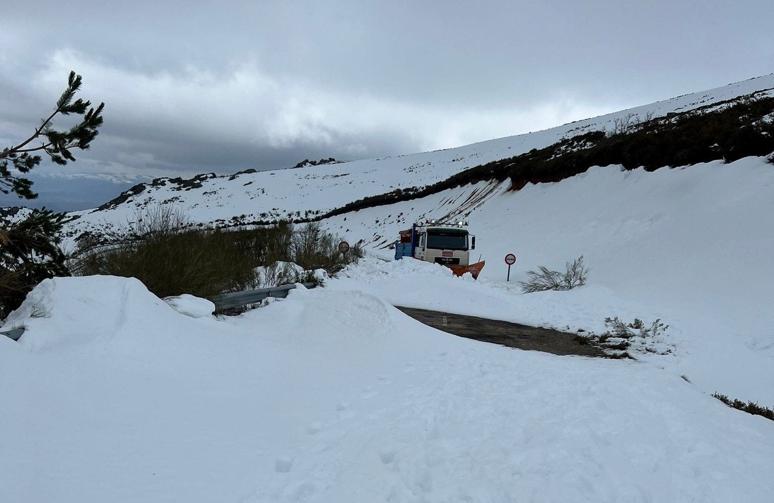 Nieve en la carretera de acceso al Alto de Vizcodillo