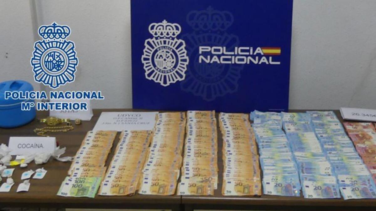 Droga y dinero confiscados por la Policía Nacional.