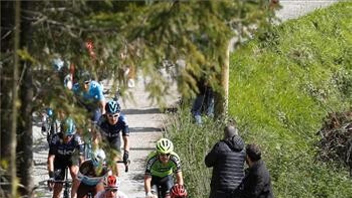 Un grupo de corredores asciende el Alto de Izua en el transcurso de una etapa de la Vuelta al País Vasco-Itzulia