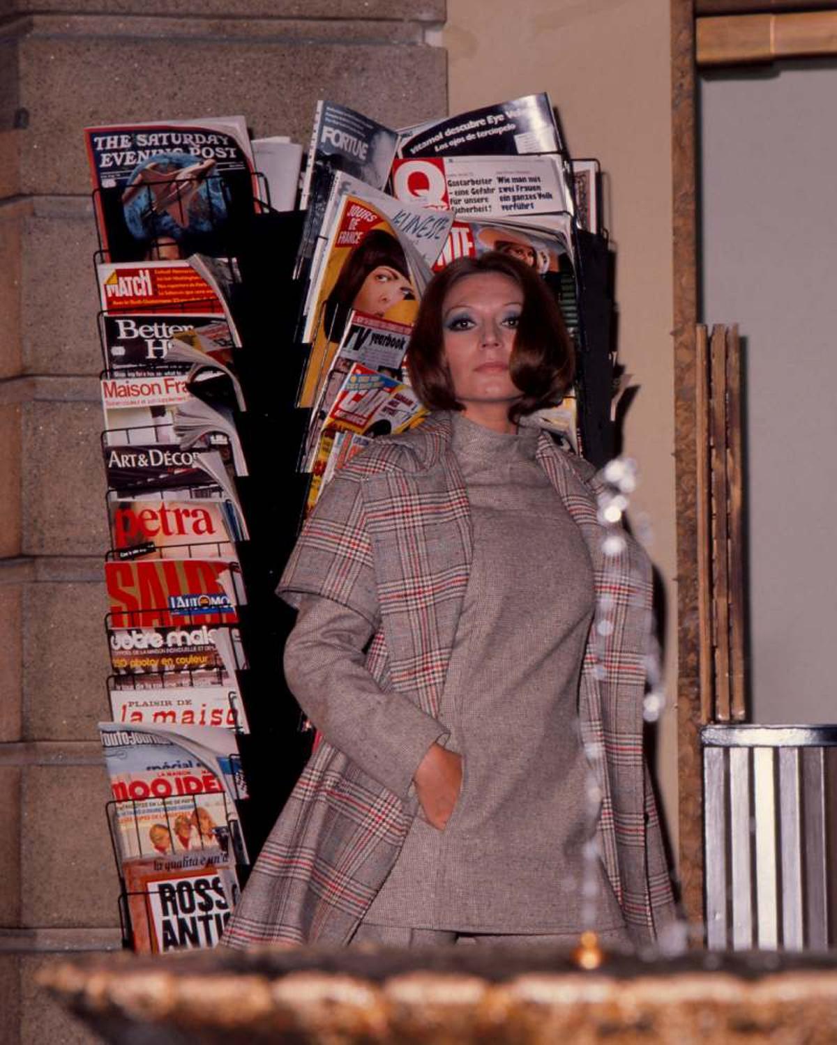 Rocío Jurado siendo 'La más grande' junto a un stand de revistas, fantasía pura