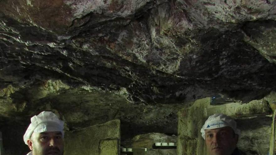 Dos productores en el interior de una cueva.