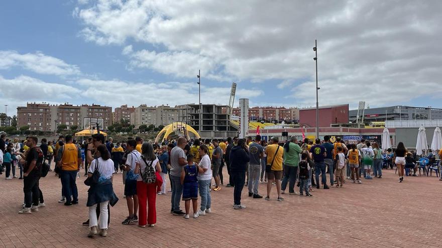 La afición del Gran Canaria hace cola para fotografiarse con la Copa de Europa