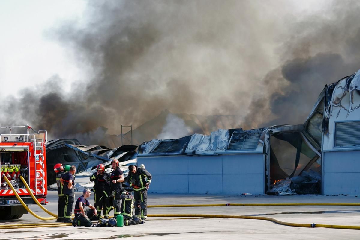 Un incendio arrasa una fábrica de muebles de baño en Villa del Río