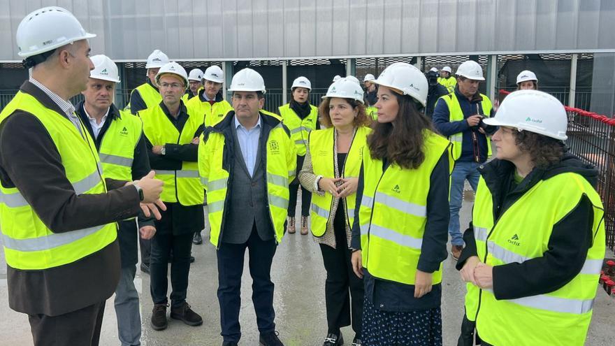 El delegado del Gobierno y la alcaldesa, entre otras autoridades, visitaron ayer las obras del nuevo edificio de viajeros