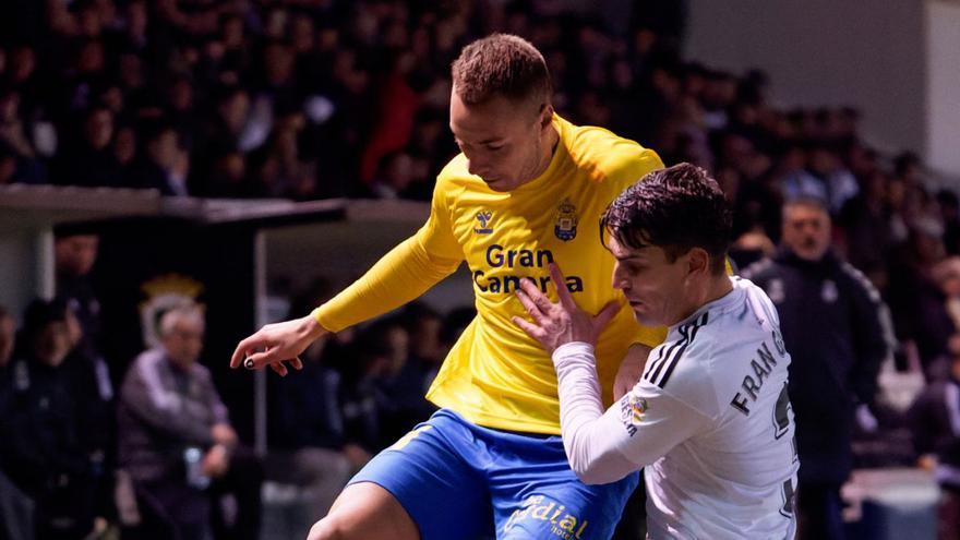 Loren Morón, que debutó, protege el balón ante el intento de presión de Fran García, lateral del Burgos.