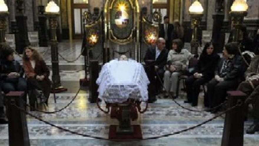 Instalada la capilla ardiente de Mario Benedetti en el Parlamento uruguayo