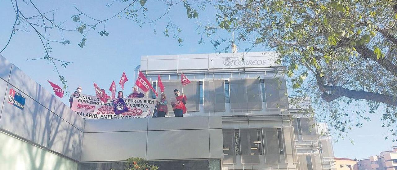 Representantes sindicales de Correos encerrados en la sede de la plaza Circular de Murcia.