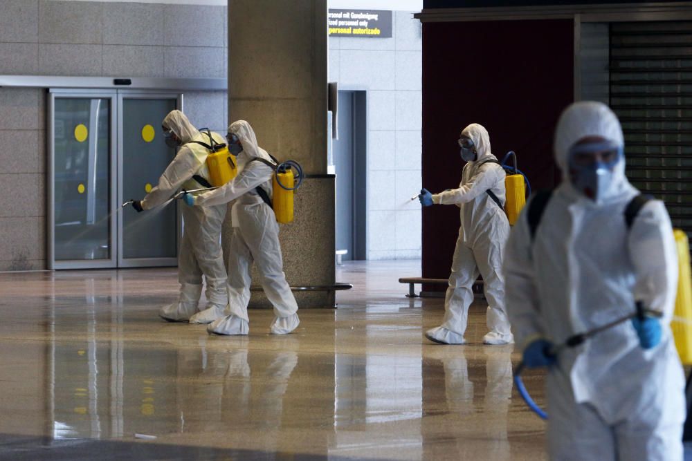 Efectivos de la UME, en el Aeropuerto.