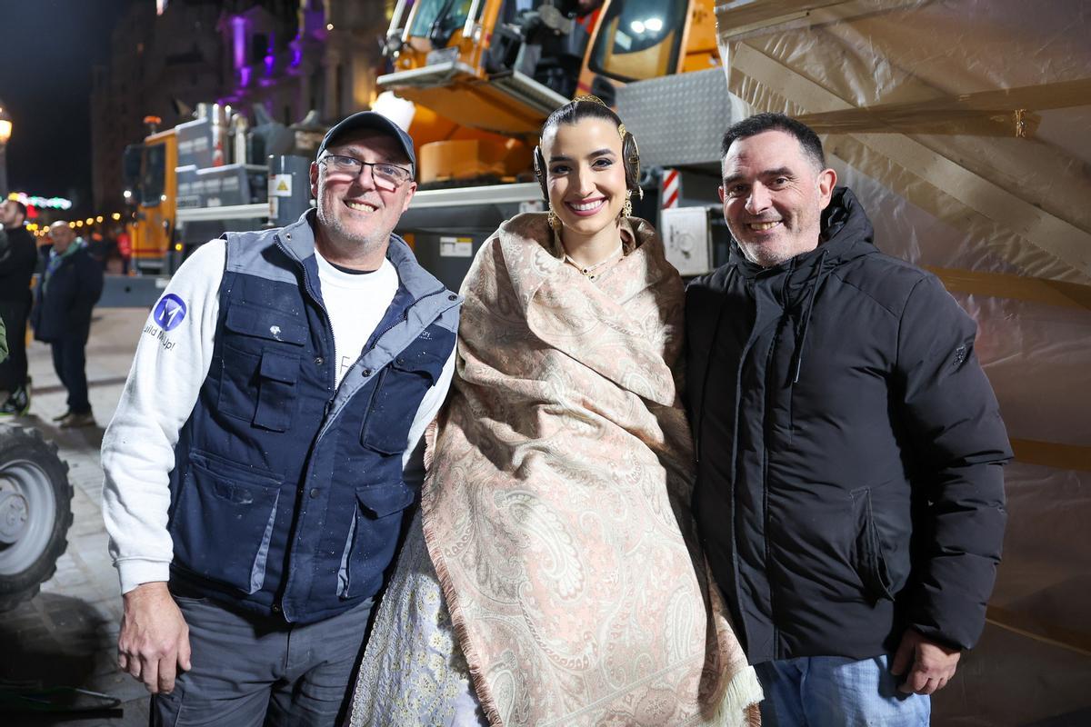 Carmen Prades, con los artistas de la falla municipal