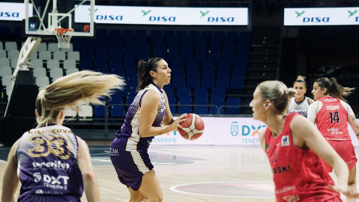 Esther Montenegro lanza a canasta en el partido del Clarinos ante el Araski.