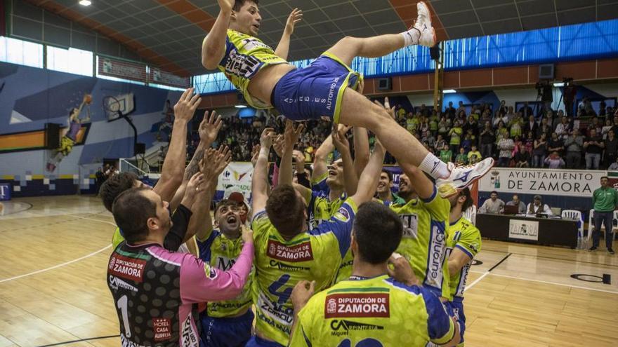 Sebastián Ceballos, que vivirá sus últimos partidos en el club durante la fase de ascenso, es manteado por sus compañeros como parte de la celebración ayer en el Ángel Nieto.