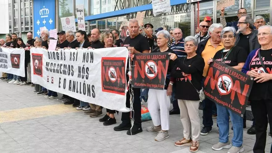 Decenas de vecinos de A Laracha se movilizan en A Coruña contra la macroplanta de biogás de Soandres