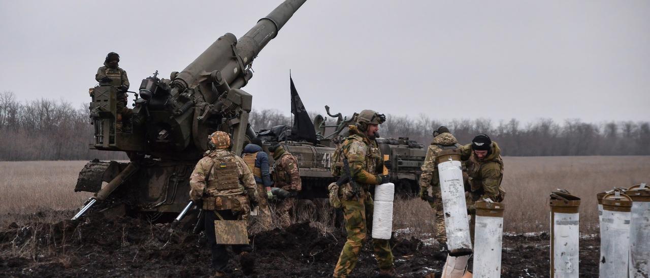 Militares ucraniano bombardean cerca de Bajmut.