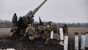Militares ucraniano bombardean cerca de Bajmut.